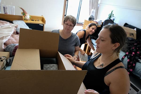 Family moving student into dorm