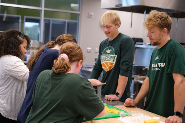 UW Green Bay professor teaches cullinary medicine