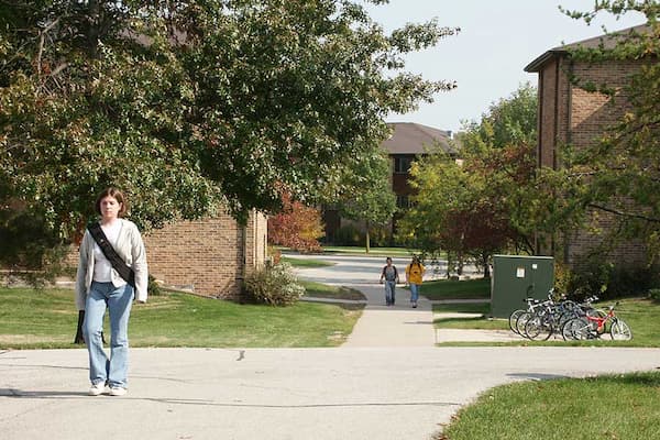 UWGB students walking from housing