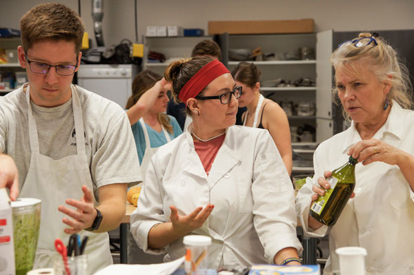 Students in culinary medicine class