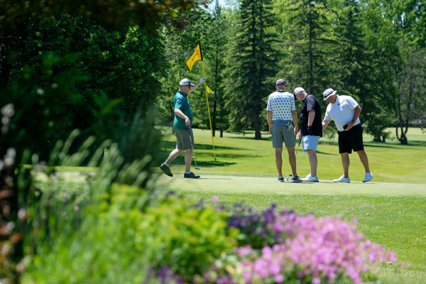 Alumni attending Alumni Scholarship Golf Outing 