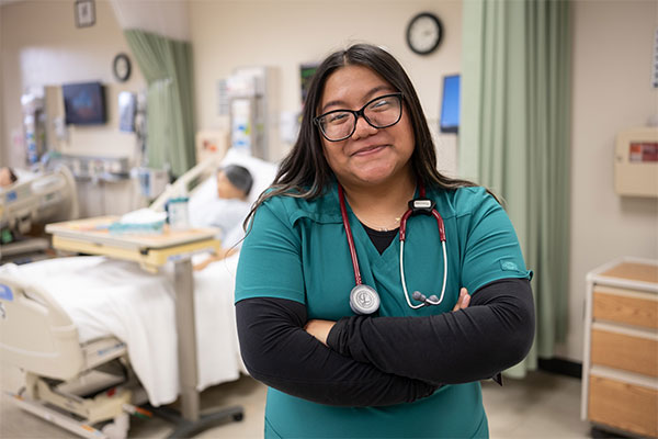 Esmeralda Franco, estudiante de enfermería de la uwgb en el laboratorio de simulación