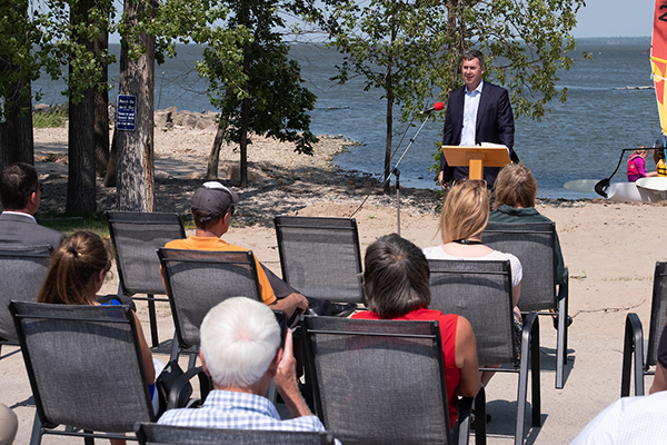 Presentation by male speaker near the bay