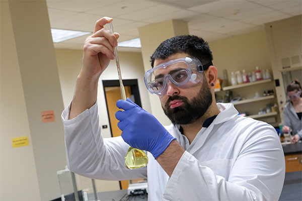 Adan Cordova, estudiante de premedicina de la uwgb en el laboratorio de química