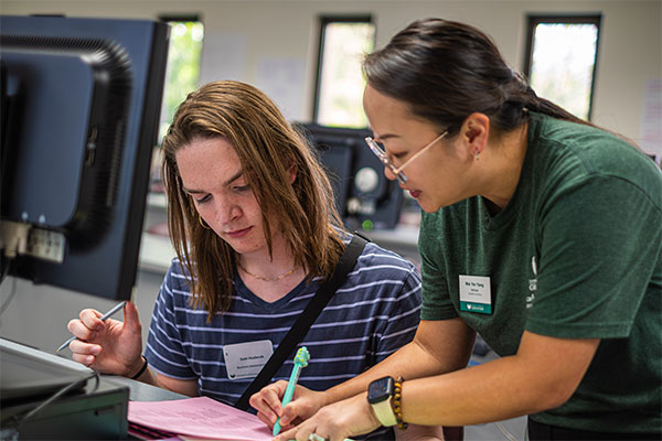 Student at GB Orientation working with an academic advisor on registration