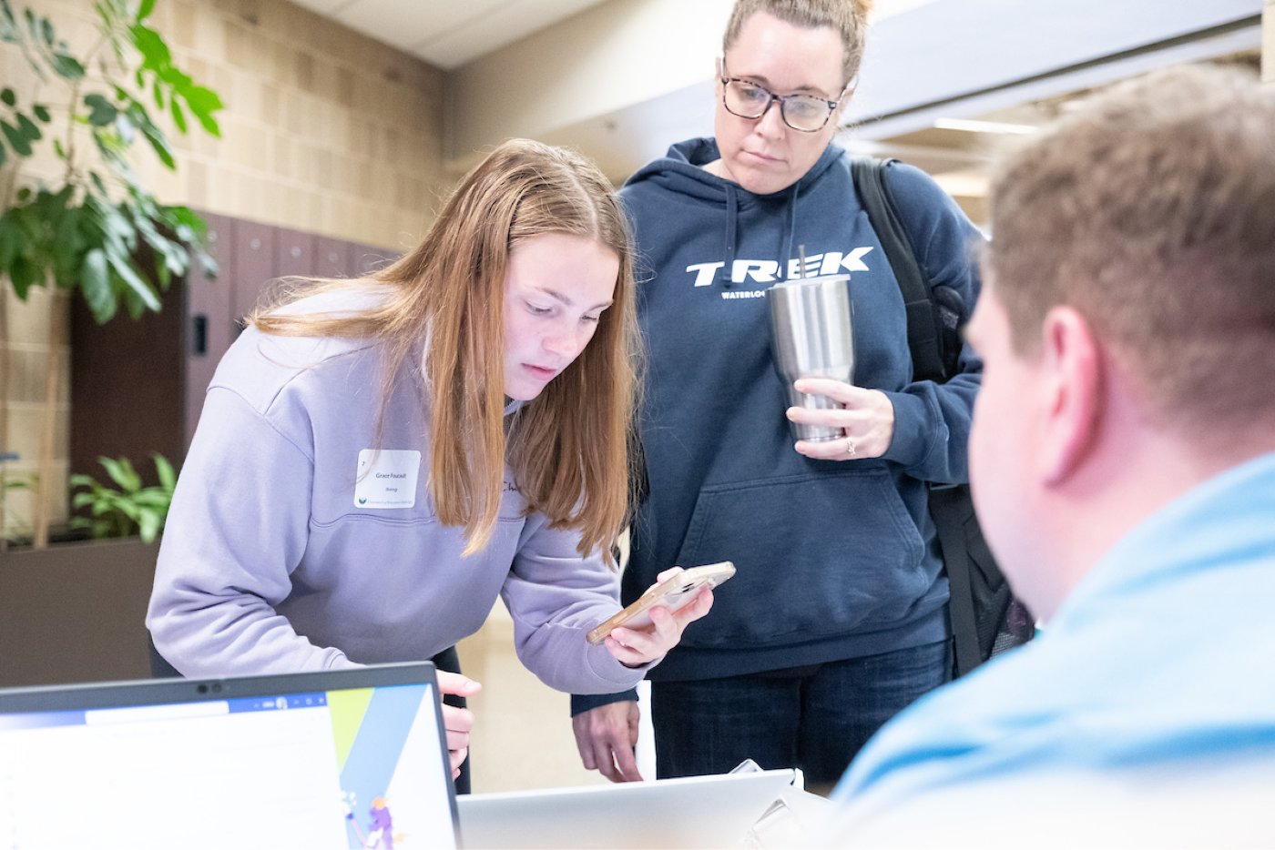 A student and their parent check in for their GB Orientation session