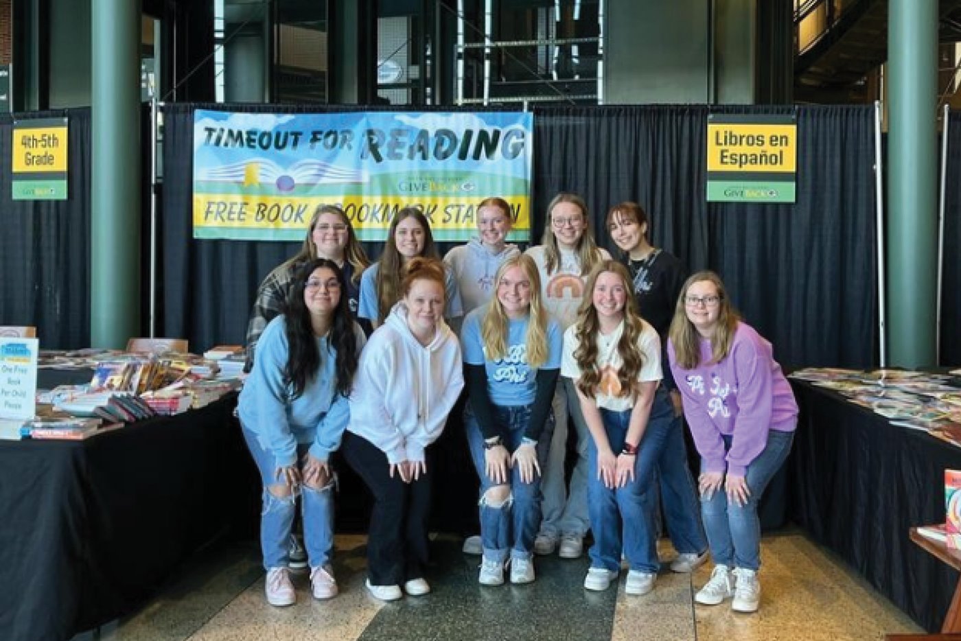 Pi Beta Phi members volunteer at Lambeau Field