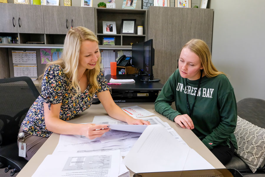 Dietetic student meeting with professor