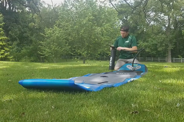Set up an inflatable paddleboard