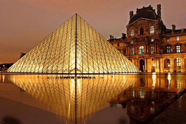 Lourve Museum lit up at night