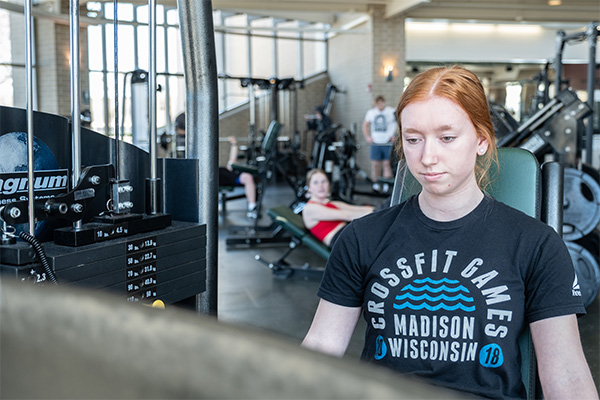 Students strength training in the uwgb gym