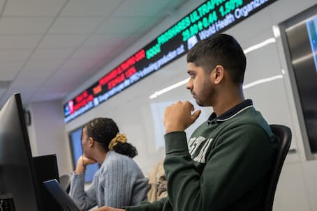 students in the finance lab at UWGB