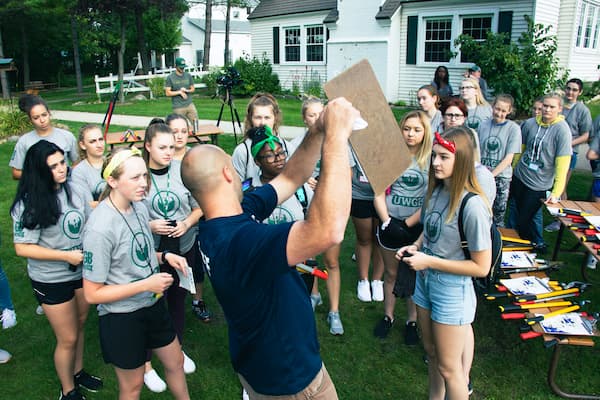 Volunteers help local neighborhood